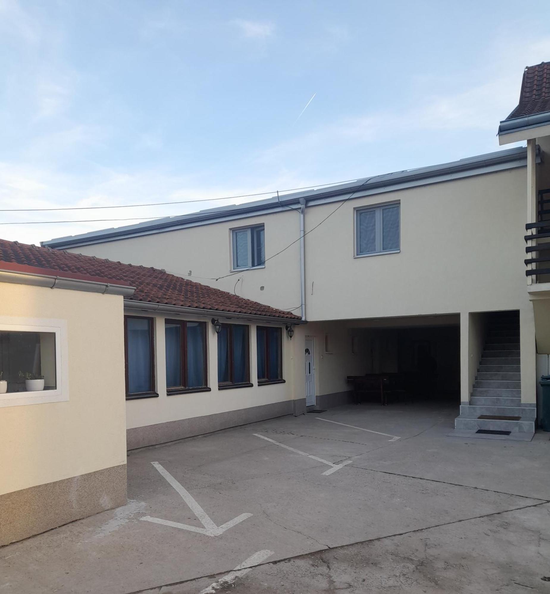 Libero Apartmani Surčin Екстериор снимка