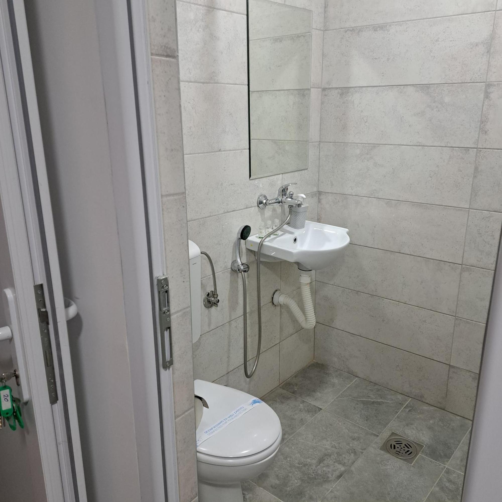 Libero Apartmani Surčin Екстериор снимка