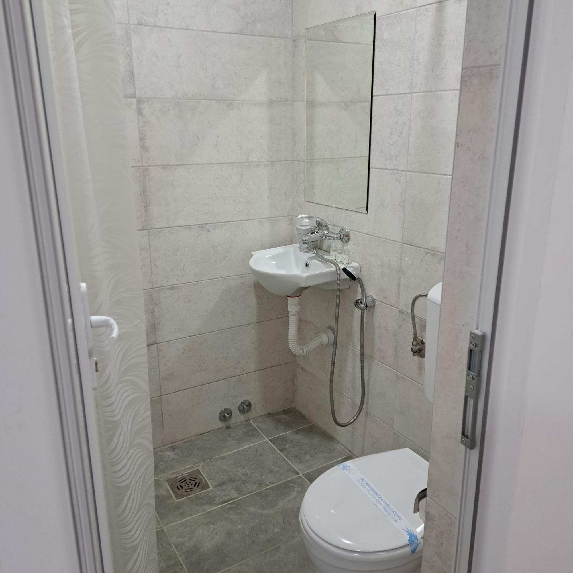 Libero Apartmani Surčin Екстериор снимка